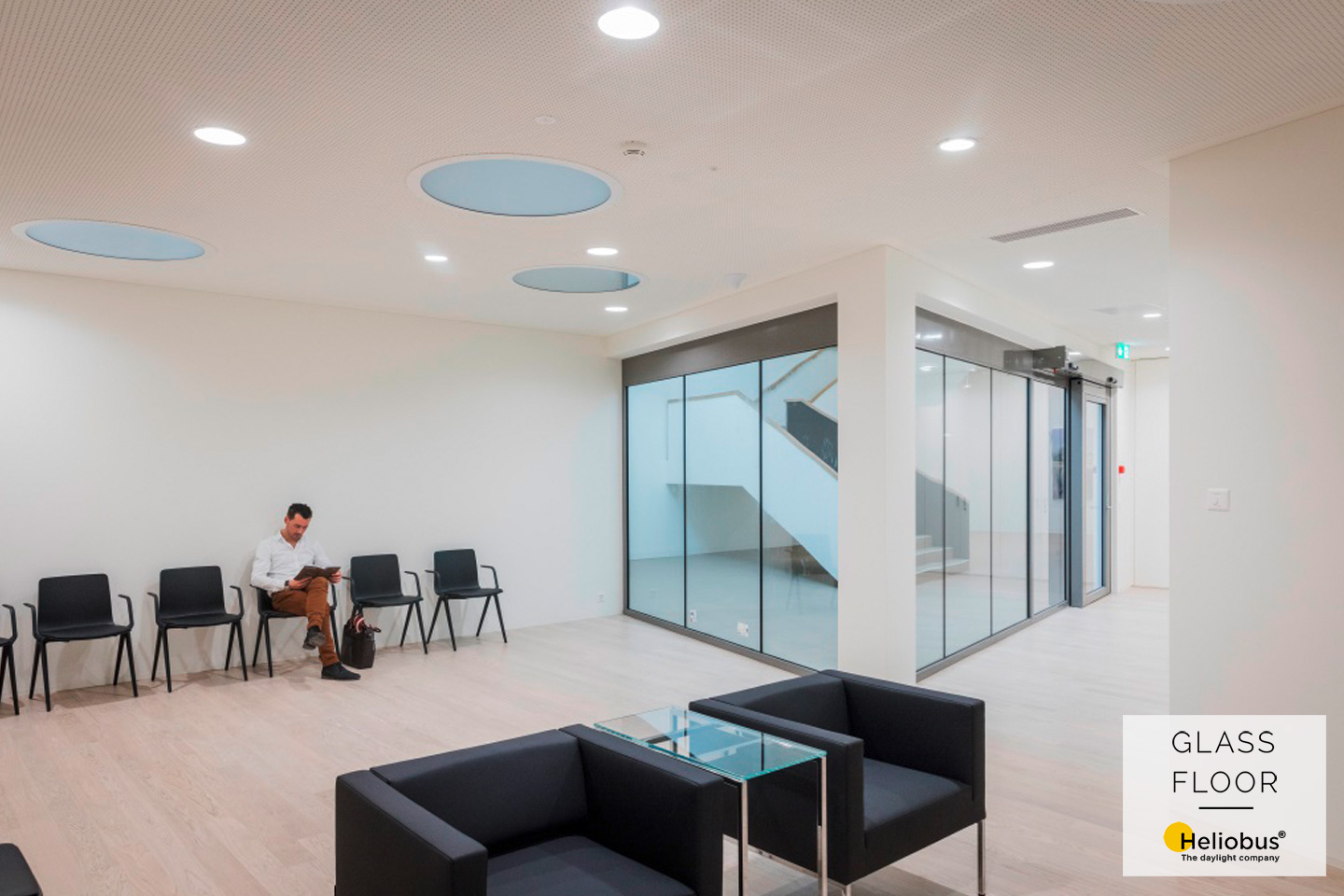 Waiting room of the Berit Paracelsus Clinic with GLASSFLOOR Daylight solution by Heliobus