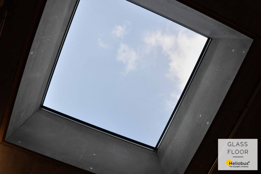 Innenansicht von Glassfloor Oberlichtern by Heliobus, die im Untergeschoss mehr Tageslicht erbringen
