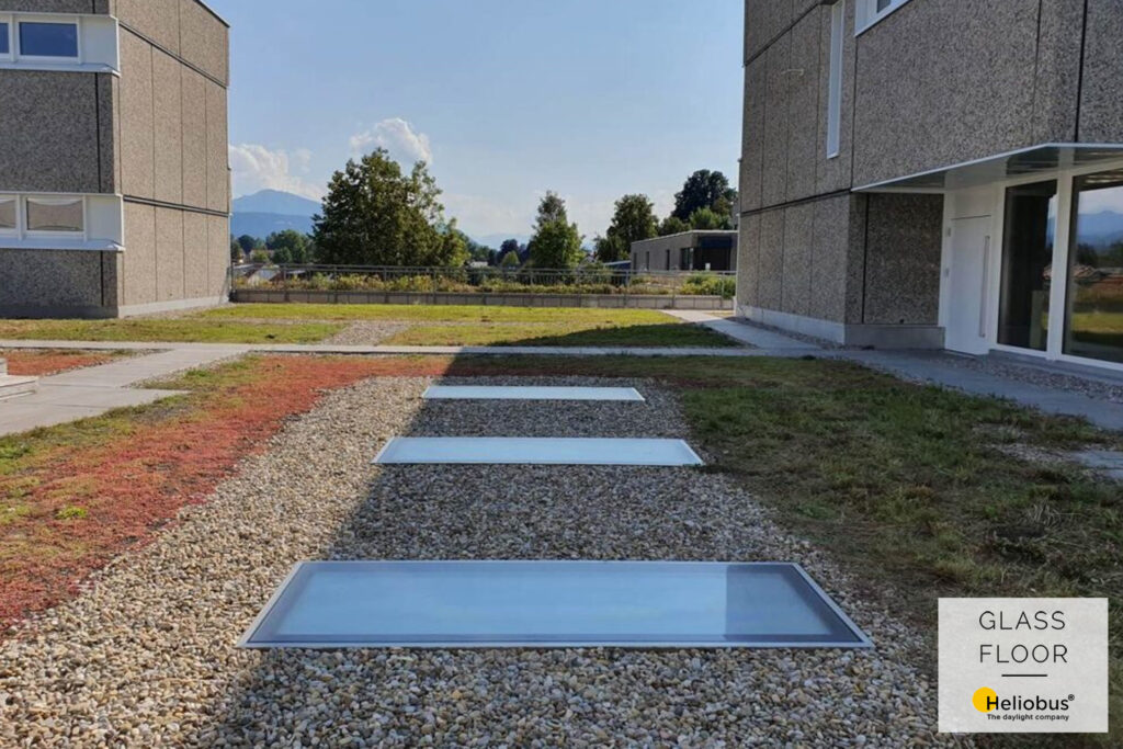 Vue extérieure d'un centre scolaire avec GLASSFLOOR Lanterneaux pour plus de lumière naturelle au sous-sol