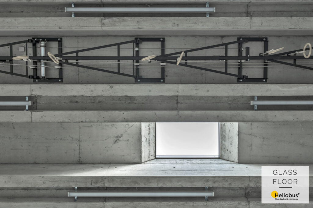 Turnhallen Innenansicht eines Dachoberlichtes von Glassfloor by Heliobus
